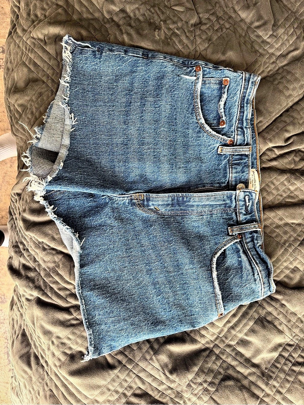 Abercrombie & Fitch The 4" Mom Short High Rise Denim Shorts in Medium Wash Waist